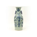 antique Chinese vase in porcelain with a blue-white decor with flowers and vases || Antieke