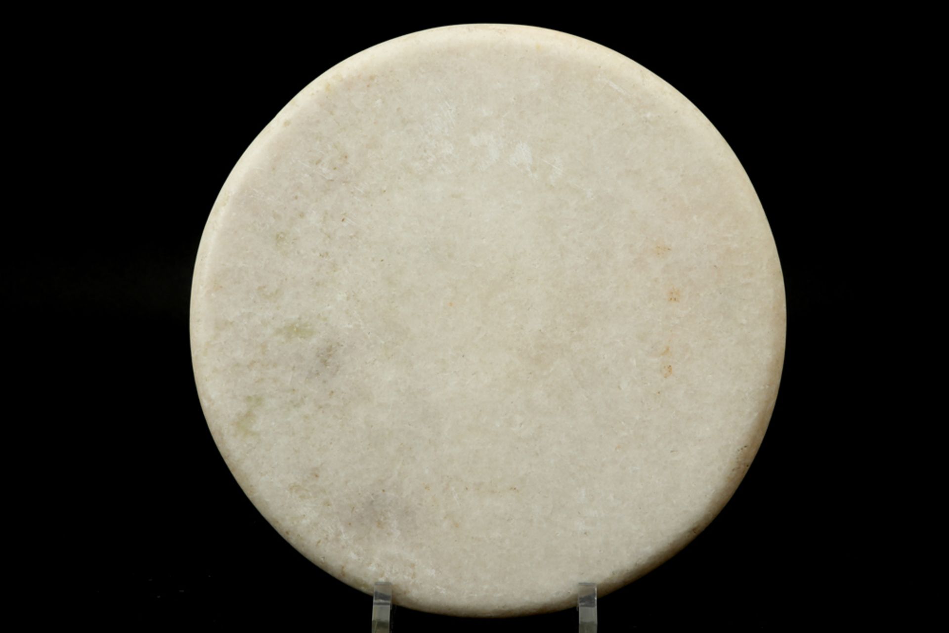 round Far Eastern offering plate in marble with a base with carved flower motif || Ronde witmarmeren - Bild 2 aus 3