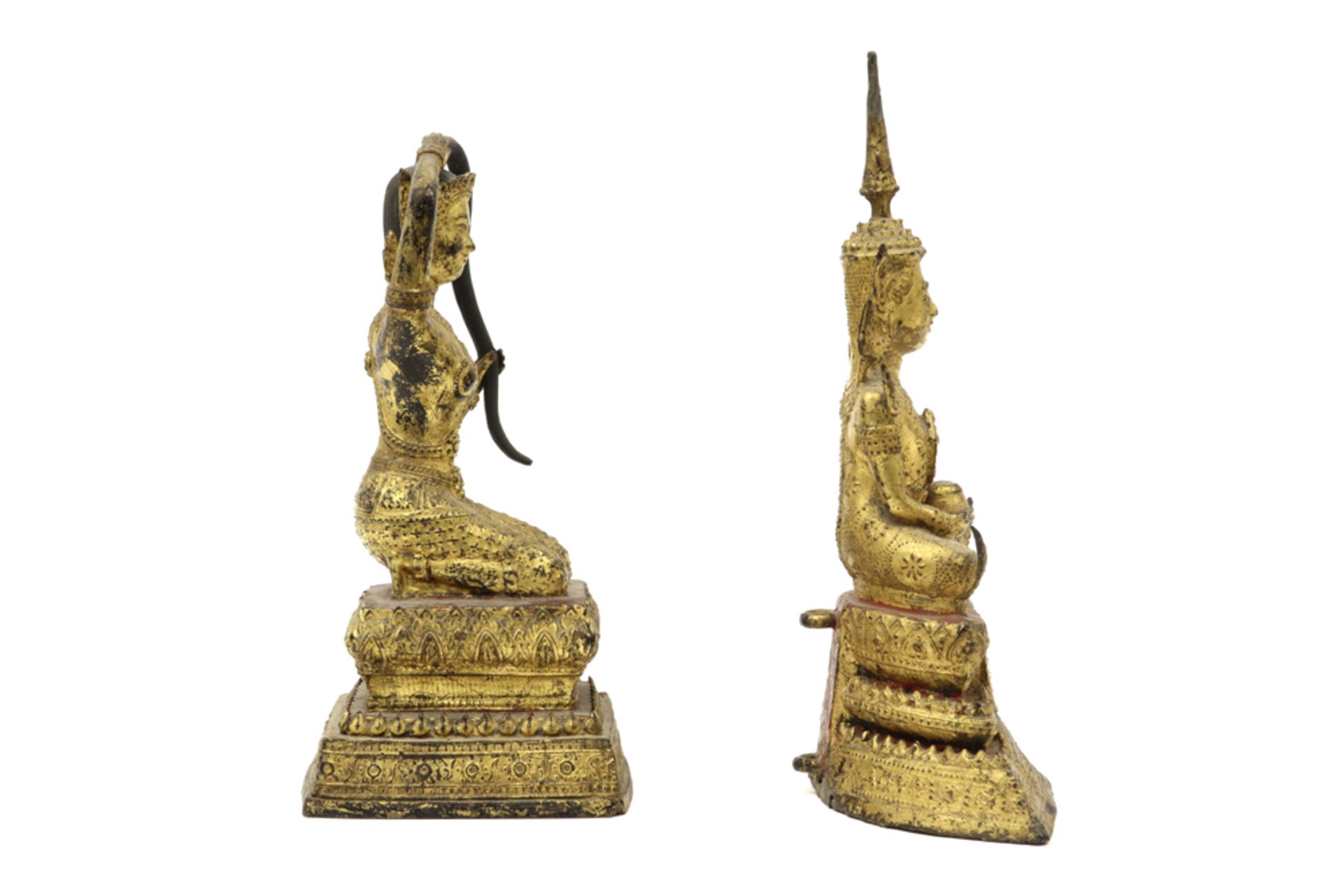 two small antique Siamese sculptures in gilded bronze || Lot van twee kleine antieke Thaise - Image 3 of 5