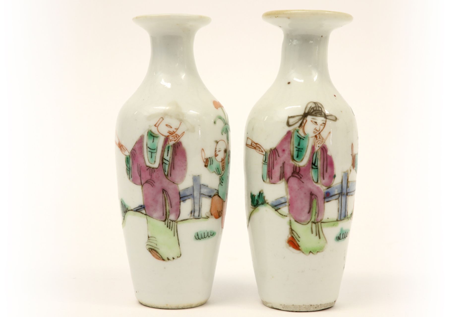 pair of Chinese miniature vases in porcelain with polychrome decor with man and fool || Paar Chinese