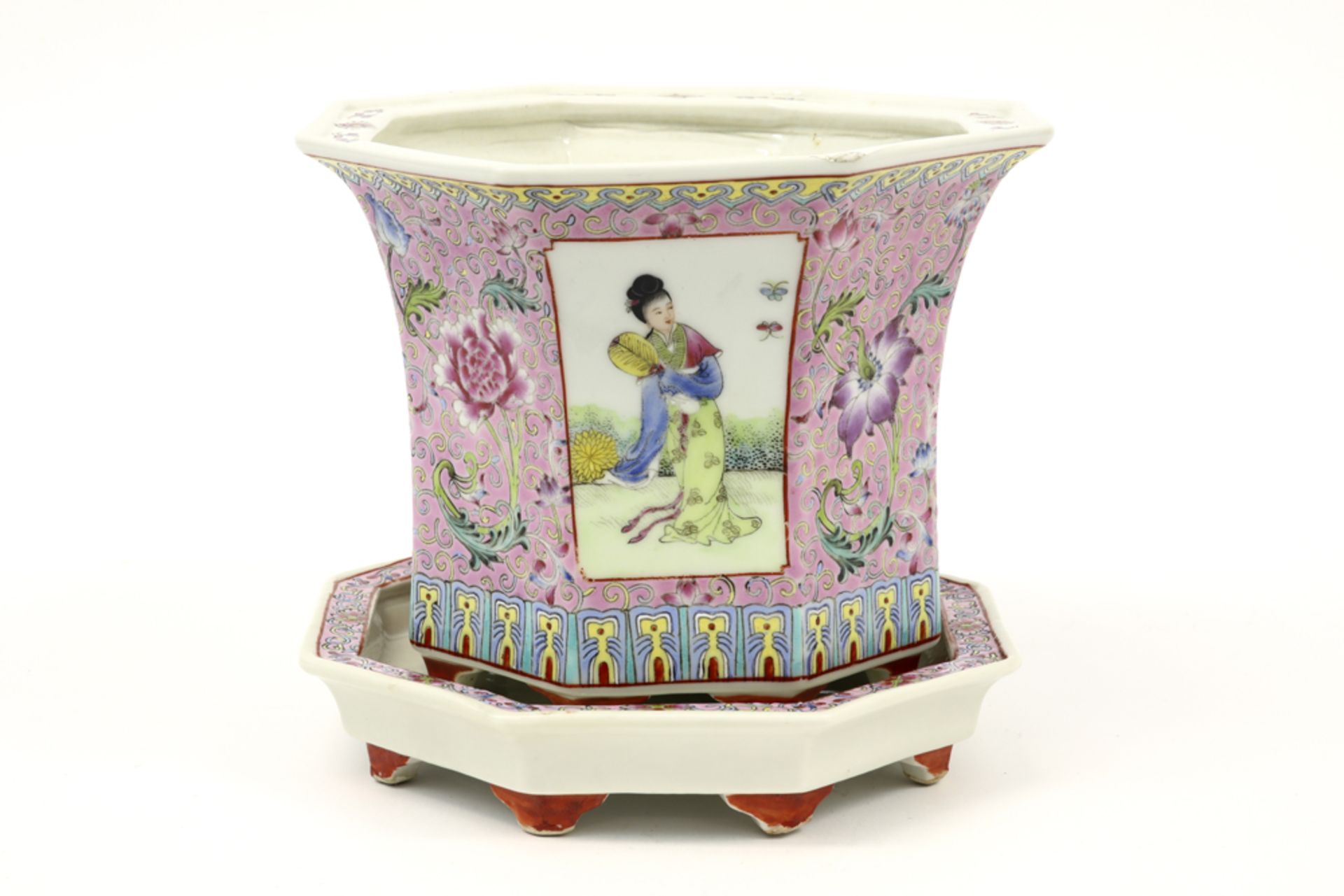 octogonal Chinese jardinier with its dish in marked porcelain with 'Famille Rose' decor with court - Image 2 of 7