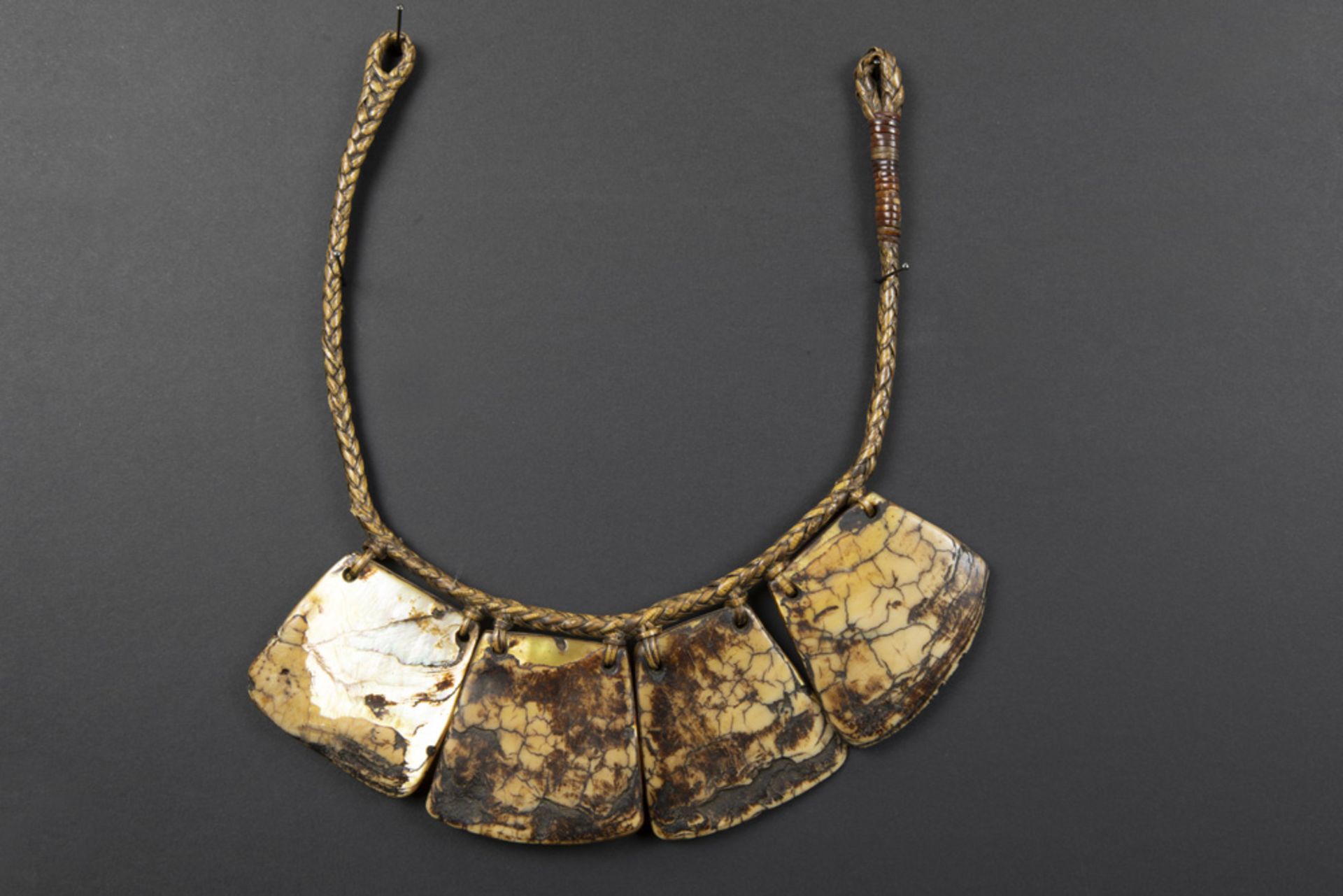 Philippines Ifugao necklace with four pendants in mother of pearl || FILIPIJNEN - ca 1950 - Image 2 of 2