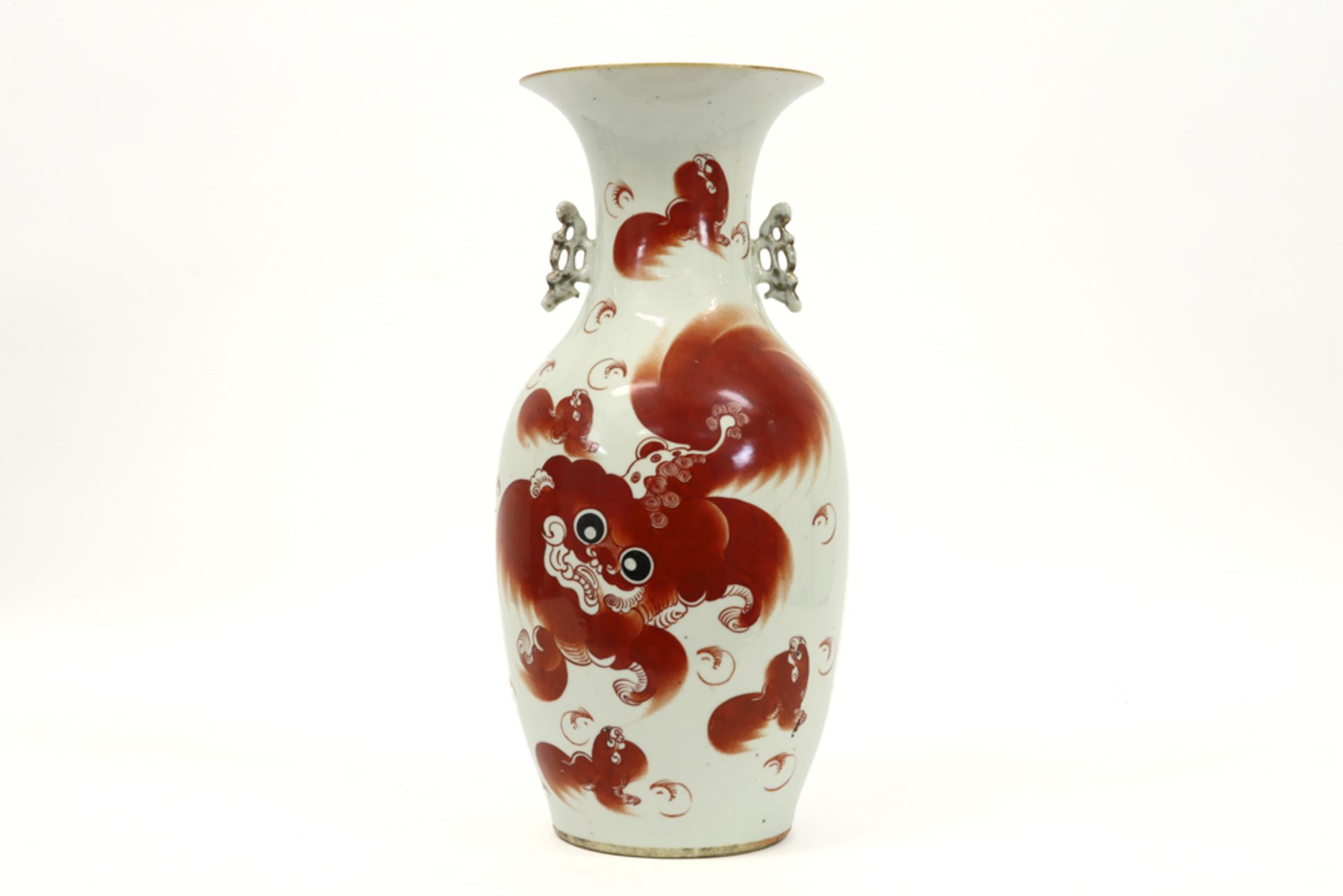 Chinese vase in porcelain with a temple lion in sanguine colors || Chinese vaas in porselein met een