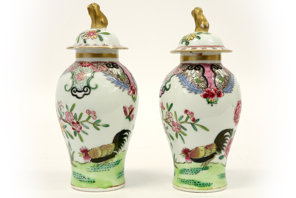 pair of small lidded 18th Cent. Chinese vases in porcelain with a 'Famille Rose' decor with cocks || - Image 3 of 5