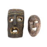 two Nepalese wooden masks || Lot van twee Nepalese maskers in hout, waaronder een zgn