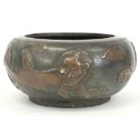 Chinese incense burner in bronze with a relief decor with temple lions || Chinese wierookbrander