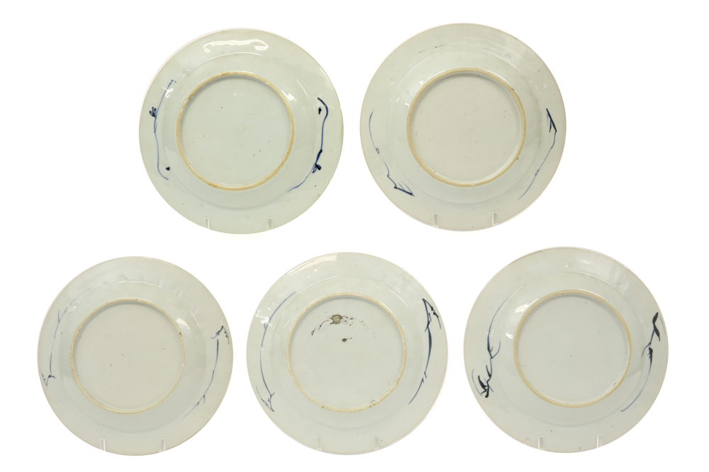 series of five 18th Cent. Chinese plates in porcelain with blue-white decor || Reeks van vijf - Bild 2 aus 2