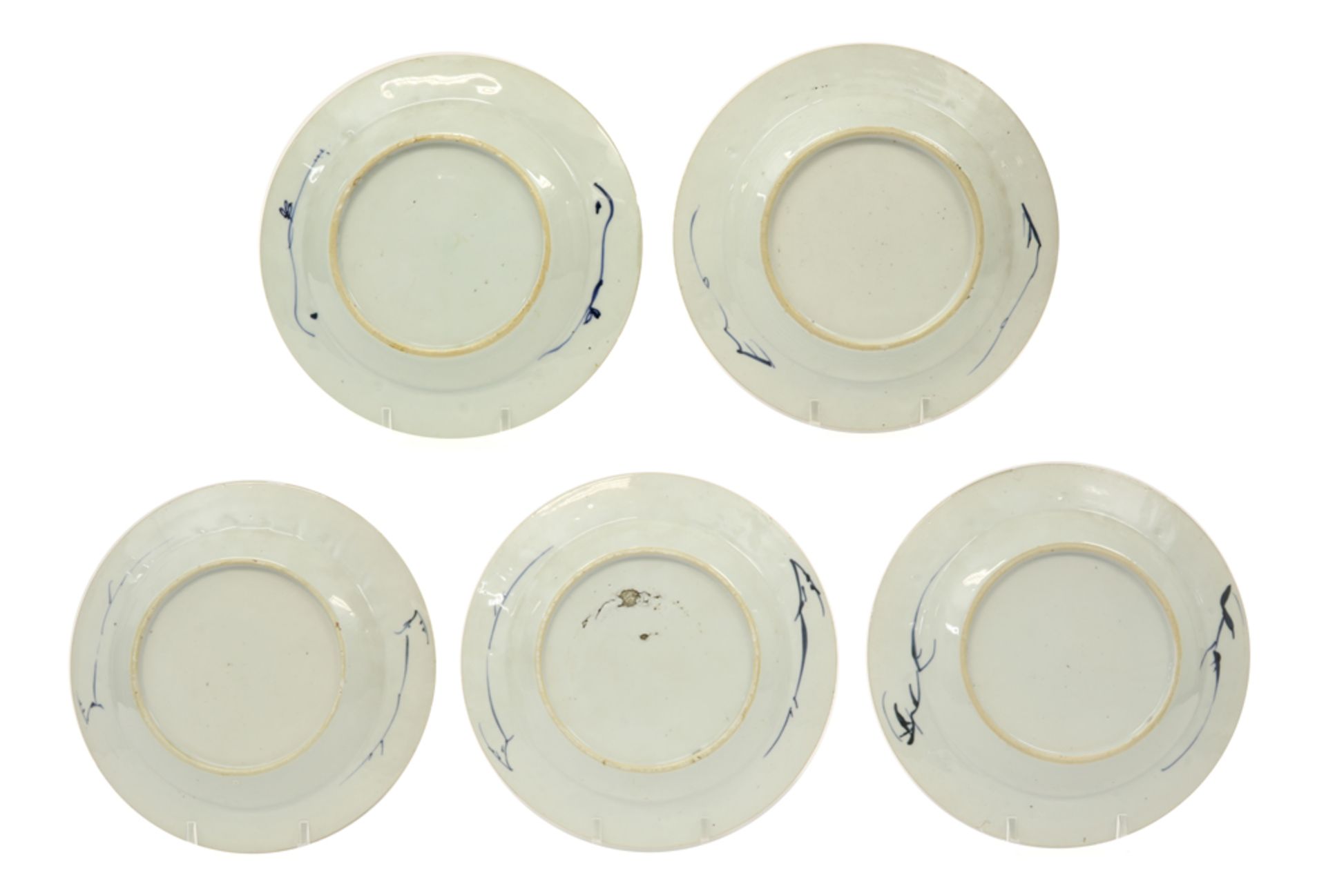 series of five 18th Cent. Chinese plates in porcelain with blue-white decor || Reeks van vijf - Image 2 of 2