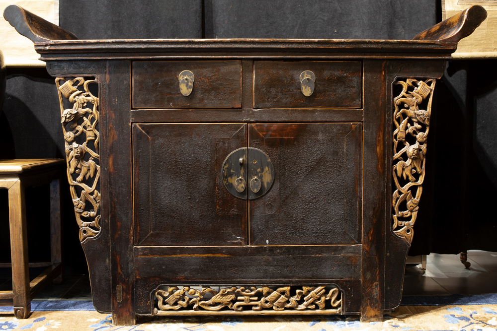 antique Chinese Qing period cabinet from the Shanxi regio in lacquered wood || Antiek Chinees meubel