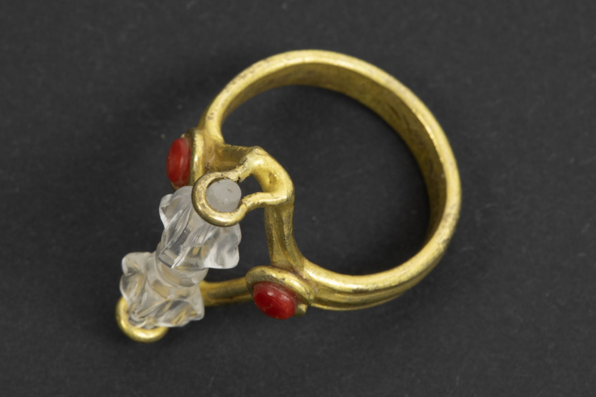 vintage Tibeto Nepalese ring in yellow gold (ca 20 carat) with coral and rockcrystal || Tibeto- - Bild 2 aus 2