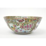 19th Cent. Chinese bowl in porcelain with a Cantonese decor || Negentiende eeuwse Chinese bowl in