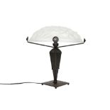 French Degué signed Art Deco lamp in bronze and satinated glass || DEGUÉ Art Deco-lamp met voet in