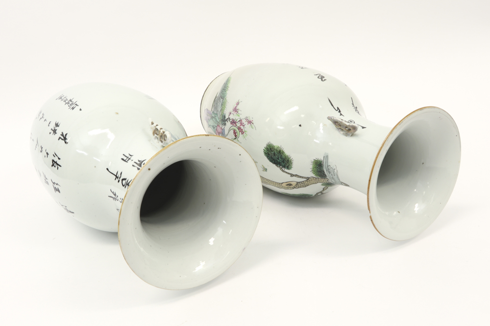 pair of Chinese vases in porcelain with polychrome decor, each with a Sage || Paar Chinese vazen - Image 3 of 4