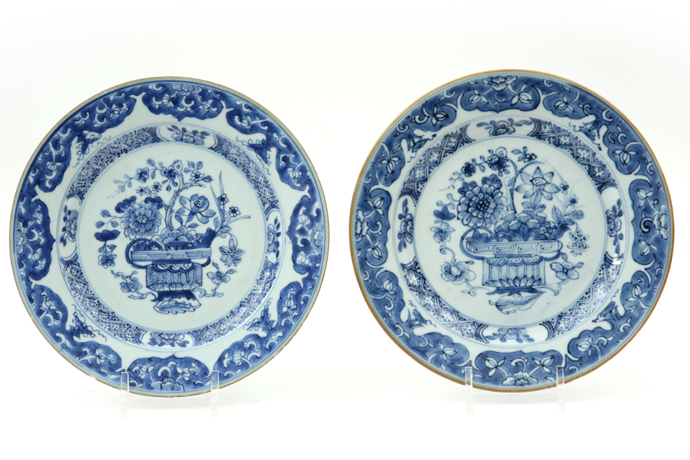 pair of 18th Cent. Chinese plates in porcelain with a blue-white flowers decor || Paar achttiende