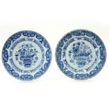 pair of 18th Cent. Chinese plates in porcelain with a blue-white flowers decor || Paar achttiende