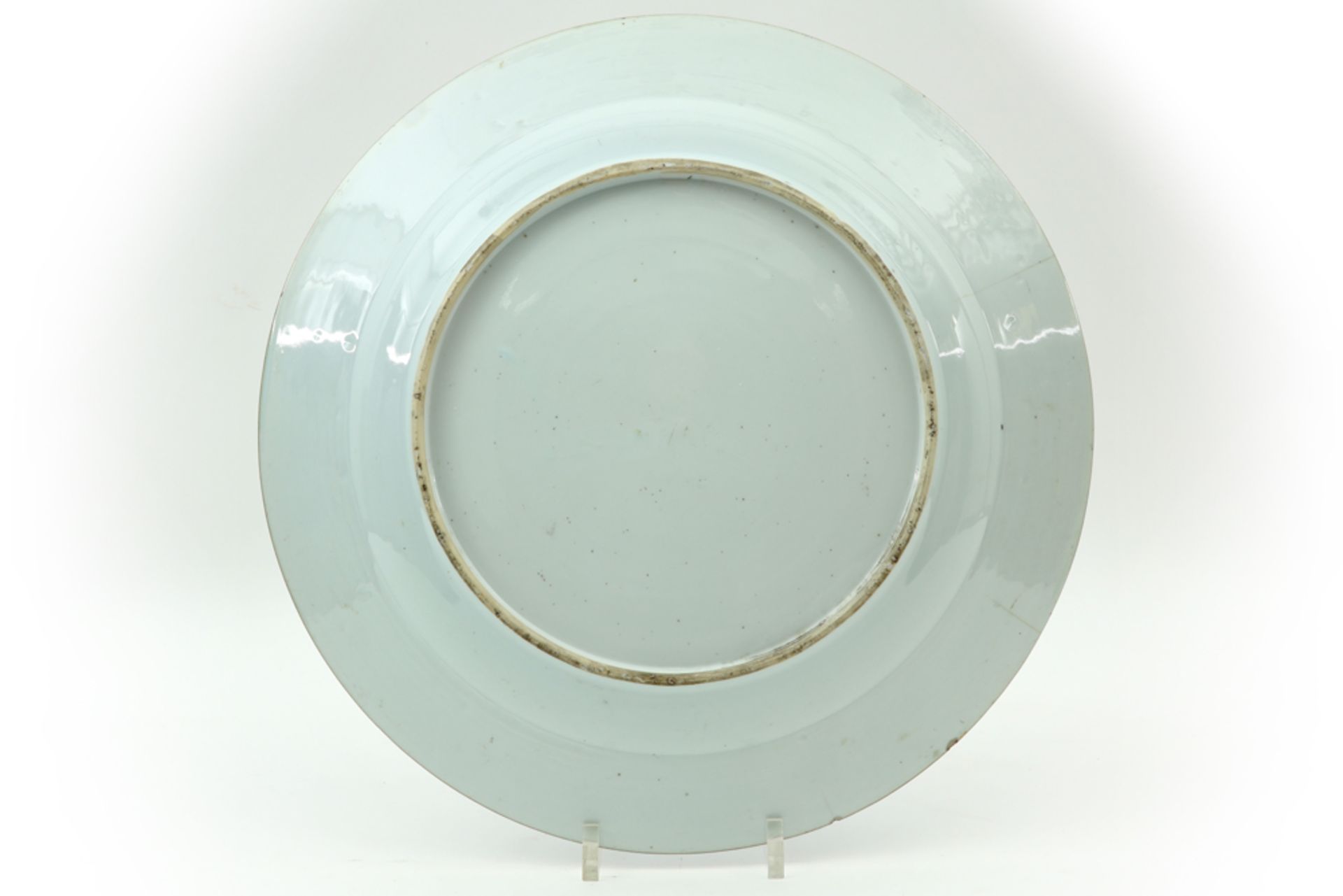 18th Cent. Chinese dish in porcelain with a blue-white decor || Achttiende eeuwse Chinese schaal - Bild 2 aus 2
