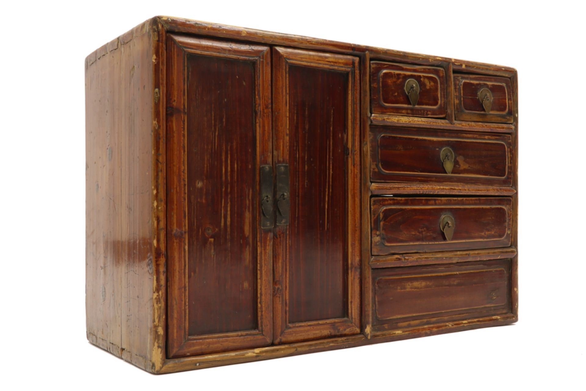 small antique Chinese cabinet || Antiek Chinees meubeltje met twee deuren en vijf laden - 38 x 56