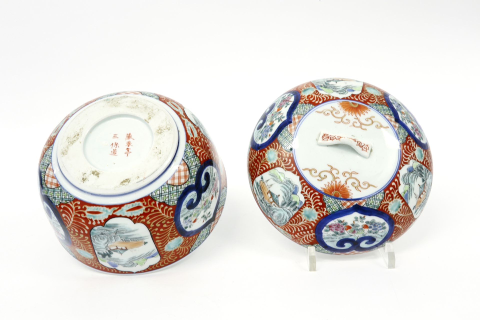 19th Cent. Japanese lidded tureen in porcelain with Imari decor || Negentiende eeuwse Japanse - Image 3 of 5