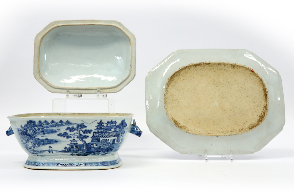 18th Cent. Chinese set of lidded tureen and its matching dish in porcelain with a blue-white - Bild 5 aus 5