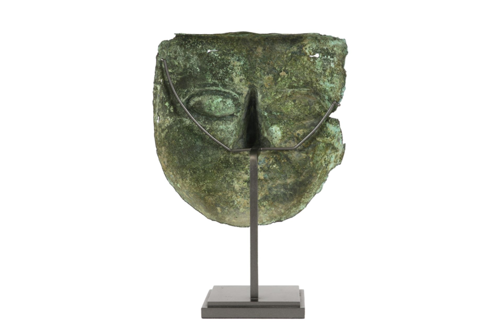 approx. 2000 year old Pre Columbian mask in a copper alloy with inlaid eyes prov : former collection - Bild 3 aus 3