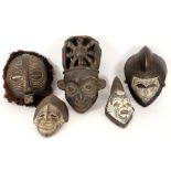 5 African masks in wood || Lot van vijf Afrikaanse maskers in hout