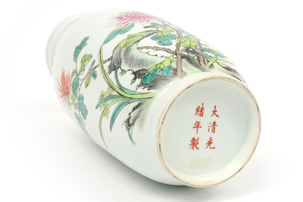 Chinese vase in porcelain (with a Kang Hsi mark) with a polychrome floral decor with birds || - Image 4 of 4