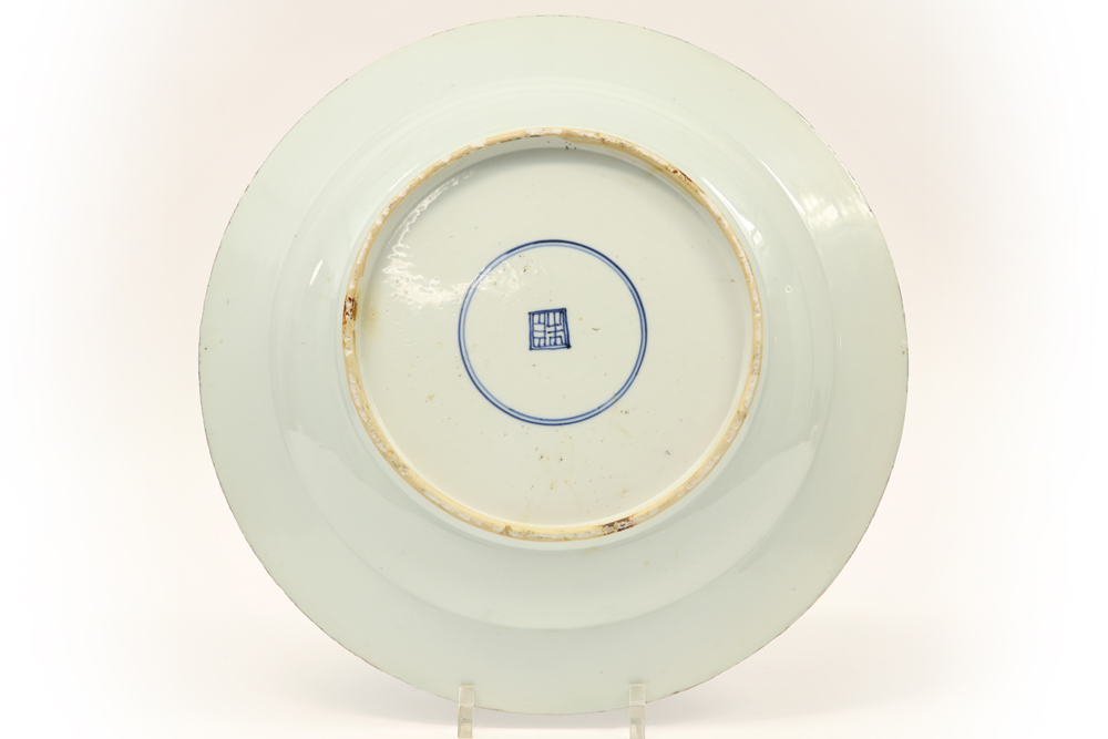 large 17th/18th Cent. Chinese Kang Hsi period dish in marked porcelain with blue-white floral and - Bild 2 aus 2