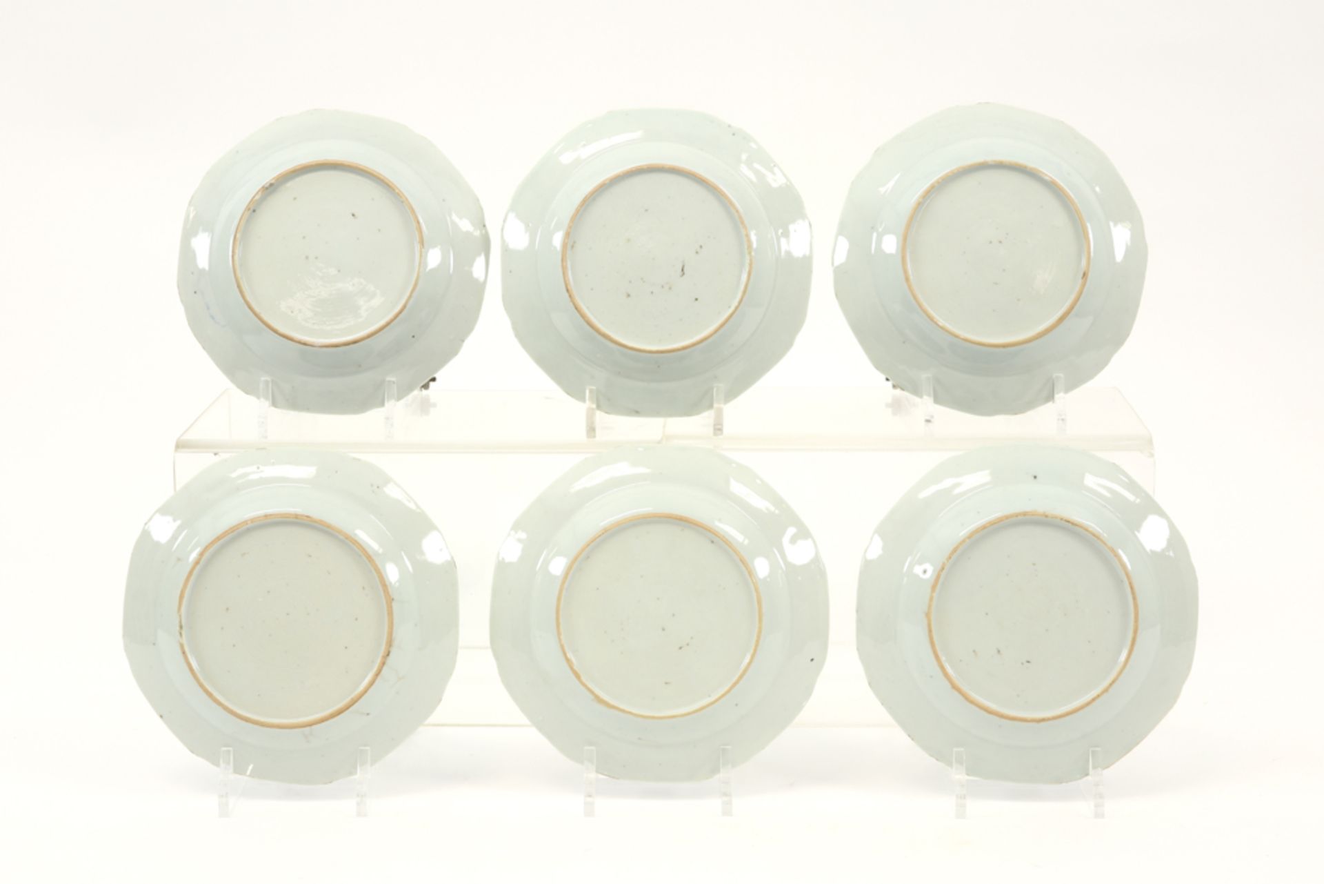 series of six small 18th Cent. Chinese plates in porcelain with blue-white flower decor || Reeks van - Image 2 of 2