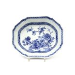 18th Cent. Chinese octogonal bowl in porcelain with blue-white decor with plants || Achttiende