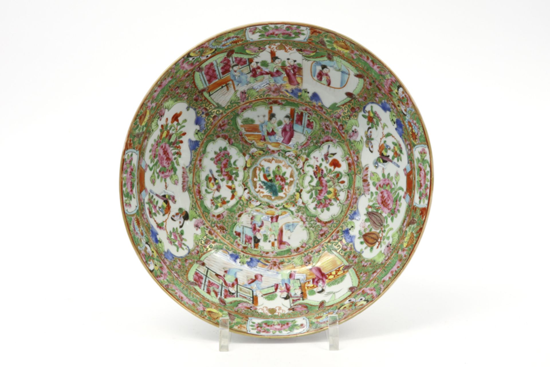 19th Cent. Chinese bowl in porcelain with a Cantonese decor || Negentiende eeuwse Chinese bowl in - Image 3 of 4