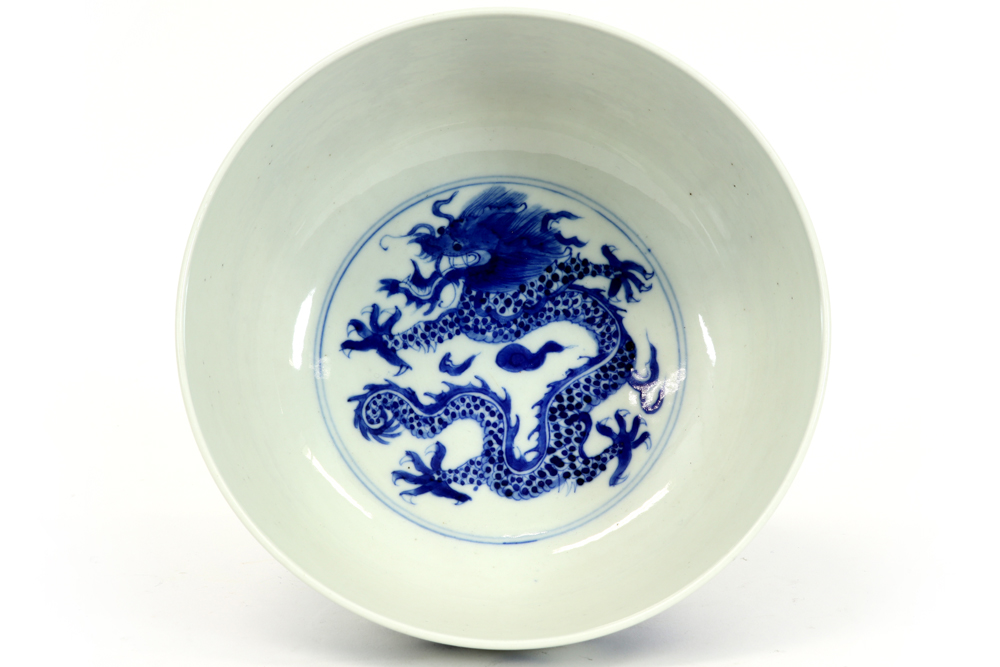 Chinese bowl in marked porcelain with a blue-white decor with dragons || Chinese bowl in gemerkt - Bild 4 aus 6