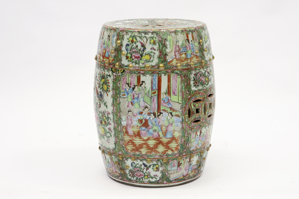 19th Cent. Chinese garden stool in porcelain with a typical Cantonese decor || Negentiende eeuwse - Image 5 of 5