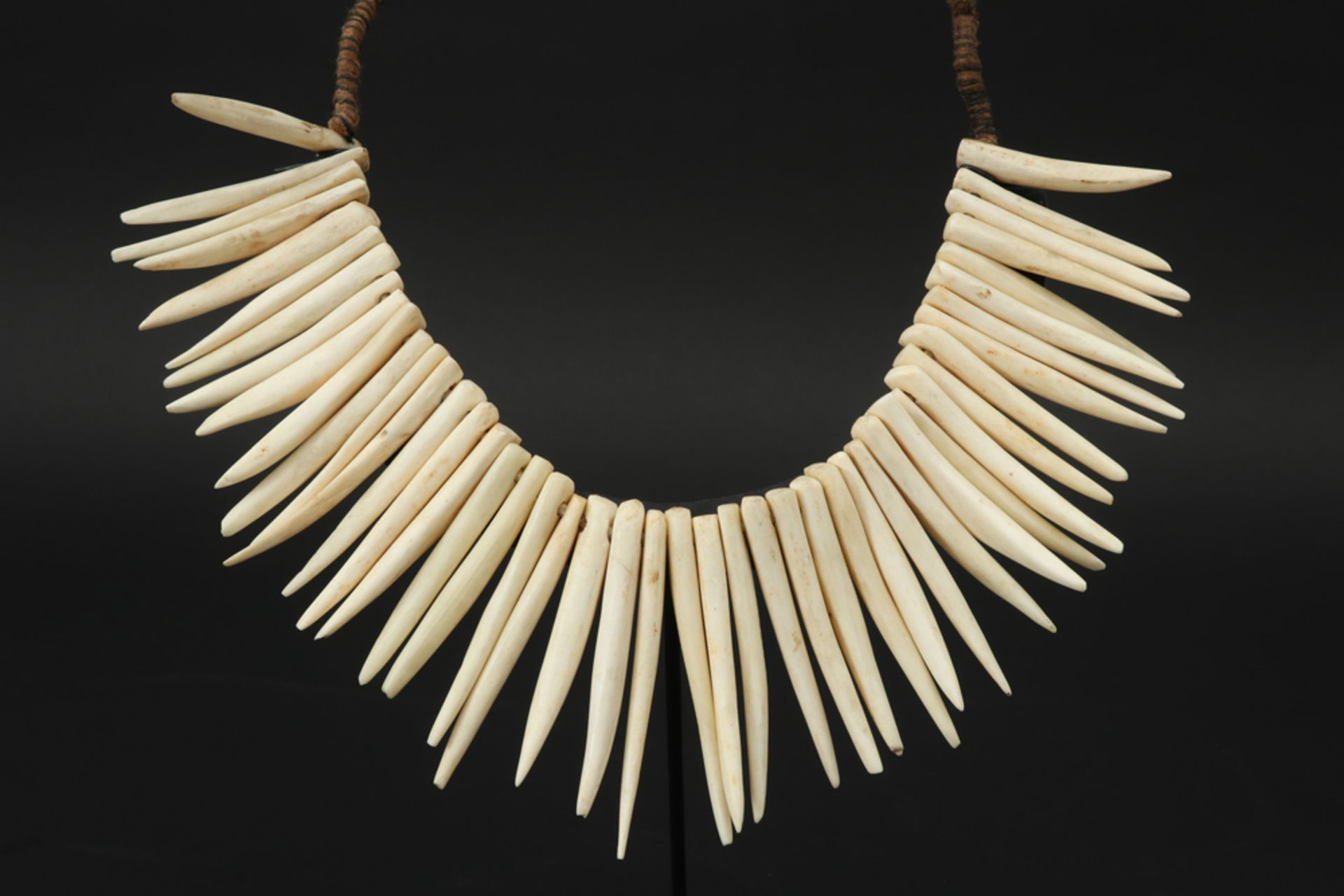 necklace with tooth-shaped pendants from the Fiji Islands || FIJI EILANDEN collier met tandvormige - Bild 2 aus 2