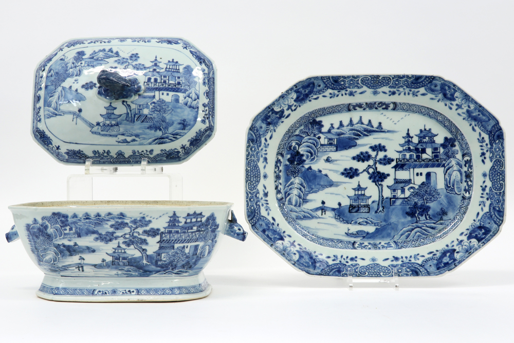 18th Cent. Chinese set of lidded tureen and its matching dish in porcelain with a blue-white - Bild 4 aus 5