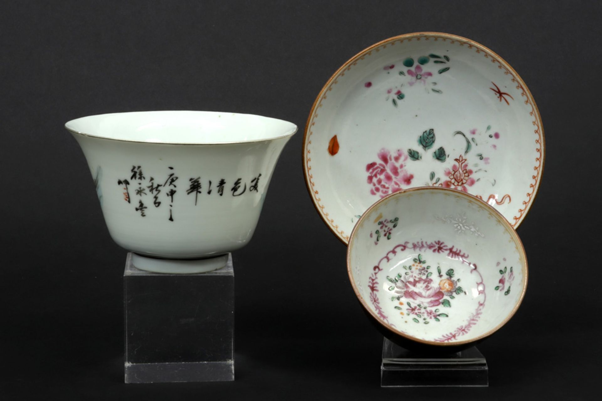 three Chinese porcelain items with an 18th Cent. set of cup and saucer || Lot Chinees porselein - Image 2 of 2