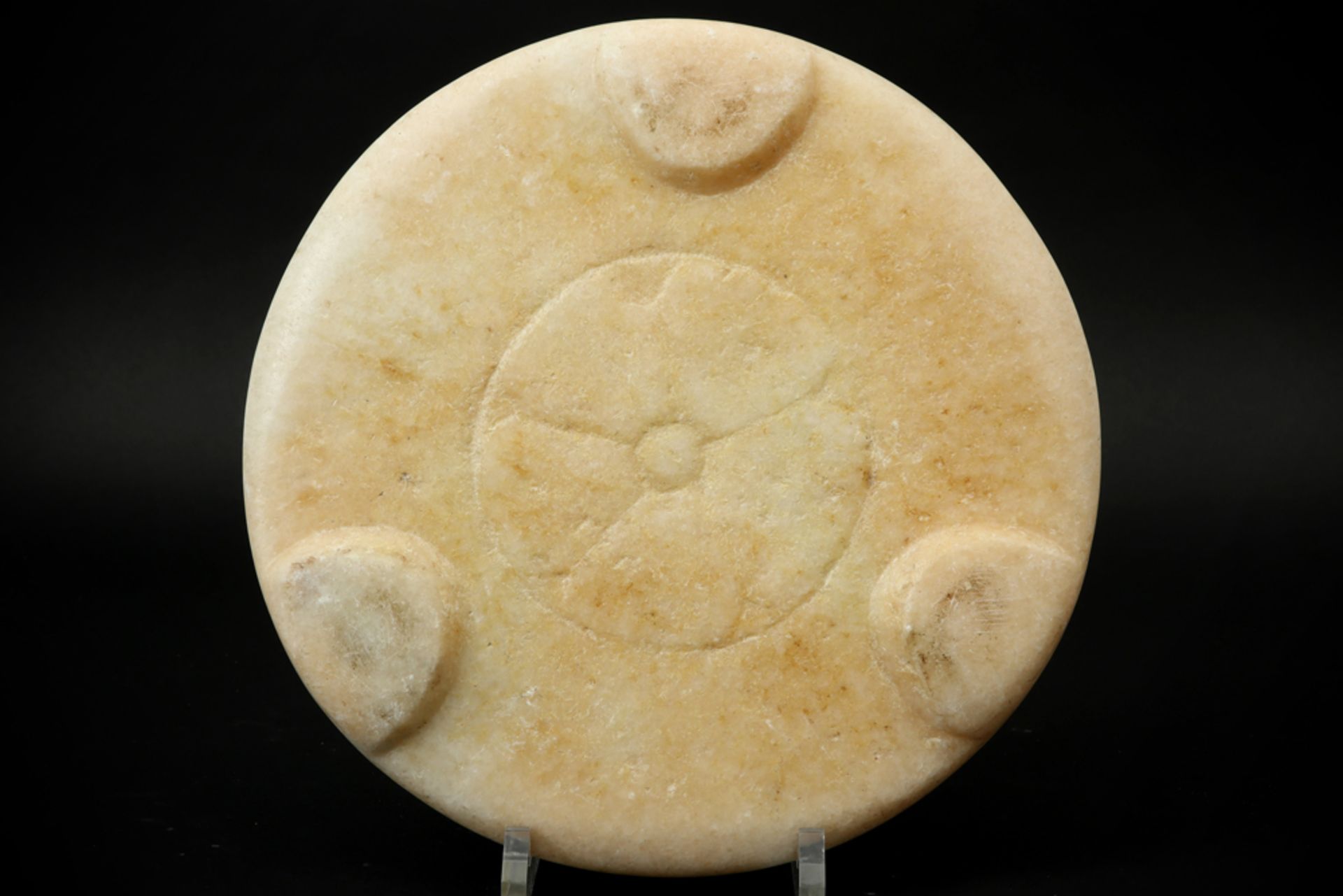 round Far Eastern offering plate in marble with a base with carved flower motif || Ronde witmarmeren - Bild 3 aus 3