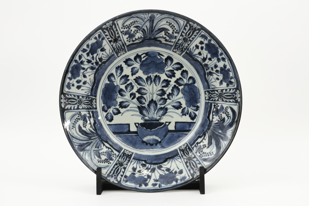 large 17th/18th Cent. Japanese Arita dish in porcelain with a blue-white decor || Grote