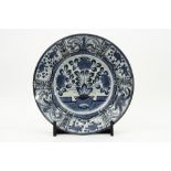 large 17th/18th Cent. Japanese Arita dish in porcelain with a blue-white decor || Grote