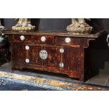 antique Chinese Qing period sideboard in lacquered wood with a nice reddish patina || Antiek Chinees