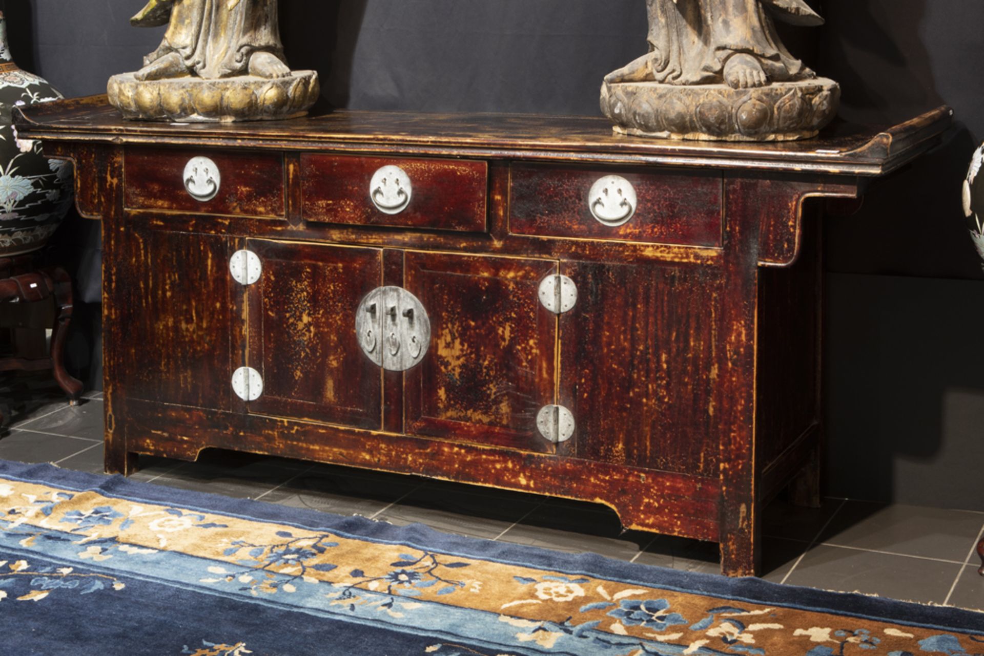 antique Chinese Qing period sideboard in lacquered wood with a nice reddish patina || Antiek Chinees