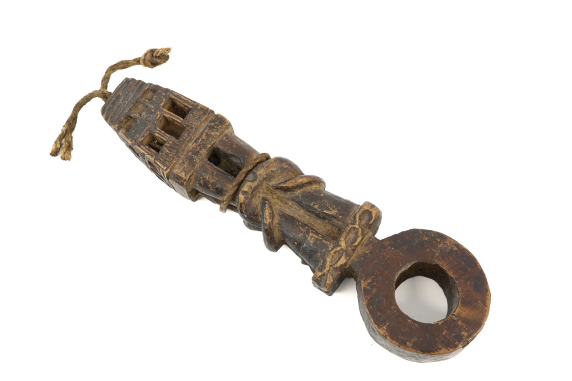 Indian wooden object for churning butter || Indisch houten object voor het karenen van boter - - Image 2 of 3