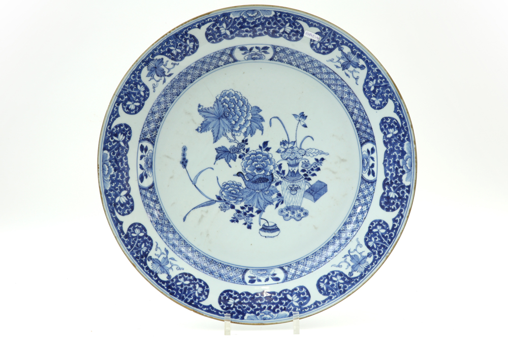 18th Cent. Chinese dish in porcelain with a blue-white decor || Achttiende eeuwse Chinese schaal