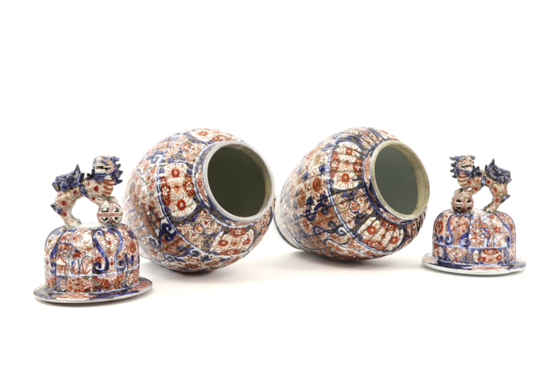 pair of antique Japanese lidded vases in porcelain with Imari decor || Paar antieke Japanse - Image 3 of 4