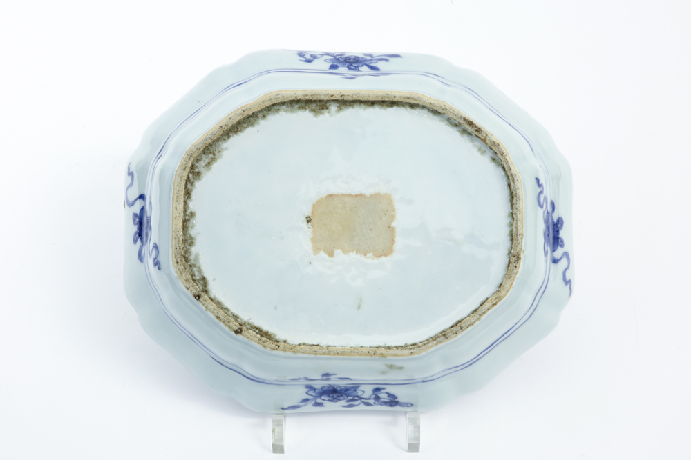 18th Cent. Chinese octogonal bowl in porcelain with blue-white decor with plants || Achttiende - Bild 2 aus 3