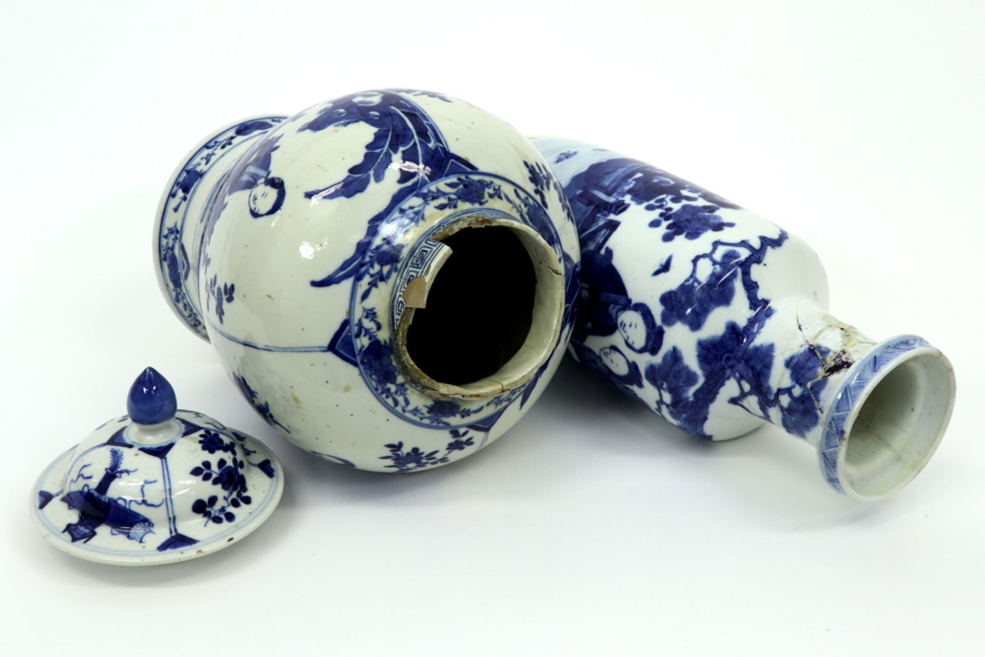two antique Chinese damaged items in marked porcelain with a blue-white decor : a vase with cover - Image 3 of 4