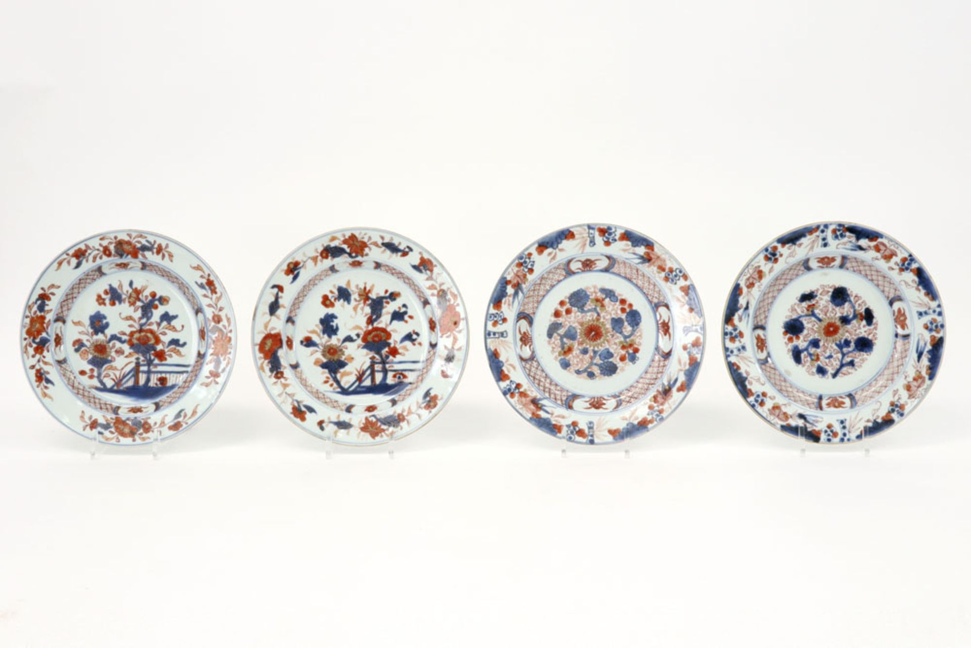 two pairs of 18th Cent. Chinese plates in porcelain with an Imari decor || Lot met twee paar