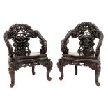pair of antique Chinese armchairs in richly sculpted wood with a decor of dragons || Paar antieke