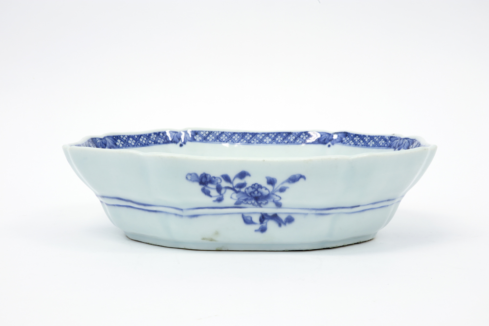 18th Cent. Chinese octogonal bowl in porcelain with blue-white decor with plants || Achttiende - Bild 3 aus 3