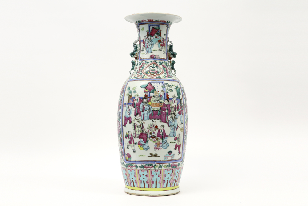 antique Chinese vase in porcelain with a polychrome decor with court scene with figures || Antieke