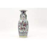 antique Chinese vase in porcelain with a polychrome decor with court scene with figures || Antieke
